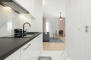 Huoneisto, 1 makuuhuone, parveke, meren rannalla | Yksityinen keittiö | Astianpesukone, kahvin-/teenkeitin, vedenkeitin, leivänpaahdin