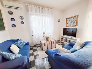 Smart TV, books - By the sea, 3 bedrooms, garden, and private parking spaces, near Lerici and the Cinque Terre (Fiumaretta di Ameglia)