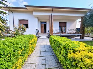 Property grounds - By the sea, 3 bedrooms, garden, and private parking spaces, near Lerici and the Cinque Terre (Fiumaretta di Ameglia)