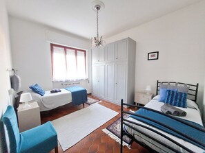 3 soverom, skrivebord, strykejern/-brett og wi-fi (inkludert)