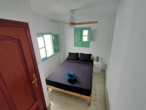 3 bedrooms, desk, iron/ironing board, travel cot - Cozy house, 2 sunny terraces, outdoor bathtub! (Granada)