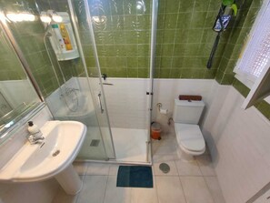 Ducha, secador de pelo, toallas y jabón