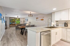 Condo, 2 quartos | Cozinha privada | Geladeira, fogão, cafeteira/chaleira, torradeira