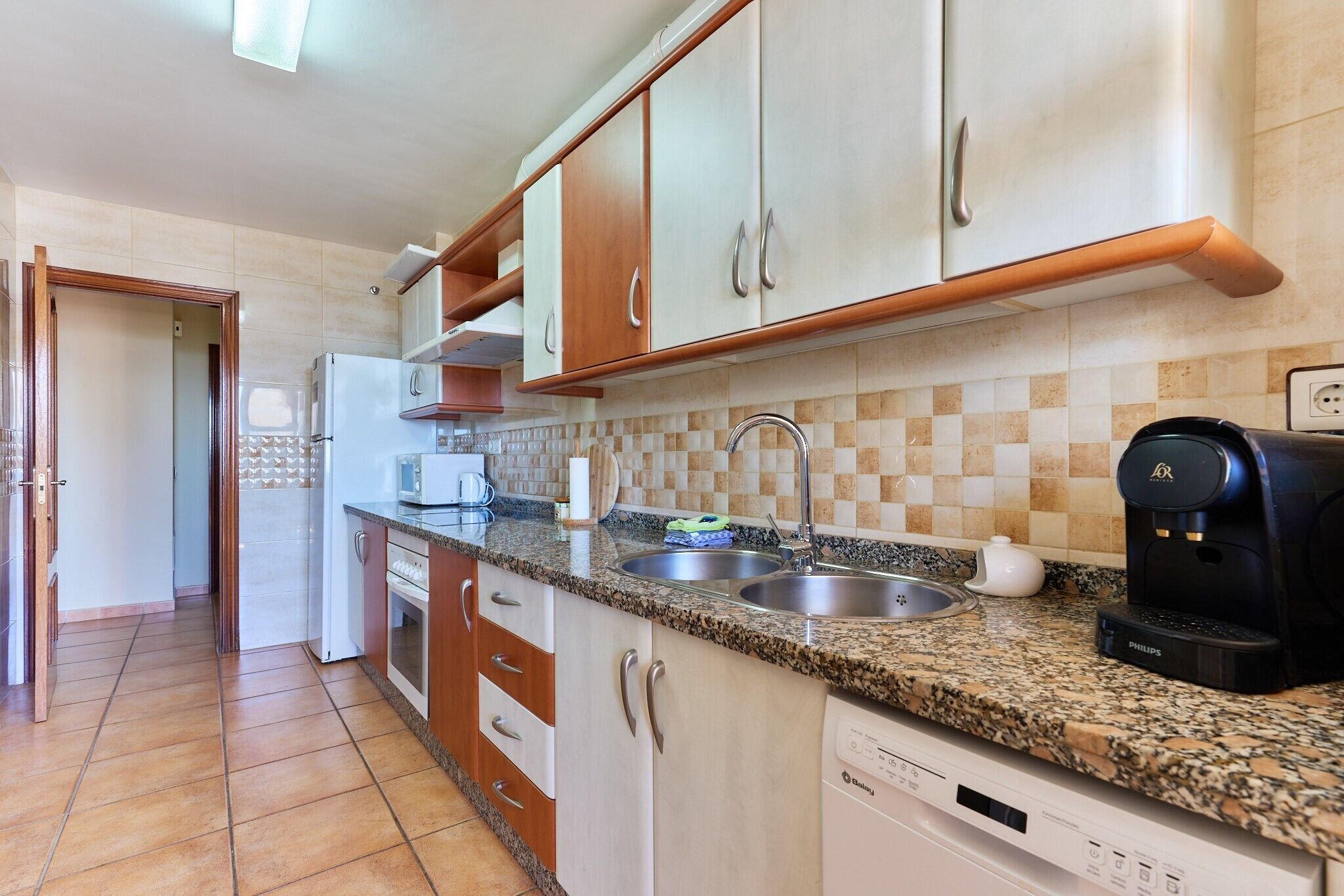 Frigorífico, microondas, horno y placa de cocina