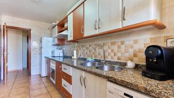 Frigorífico, microondas, horno y placa de cocina