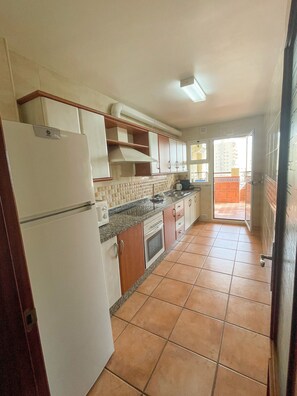 Een koelkast, een microgolfoven, een oven, een kookplaat