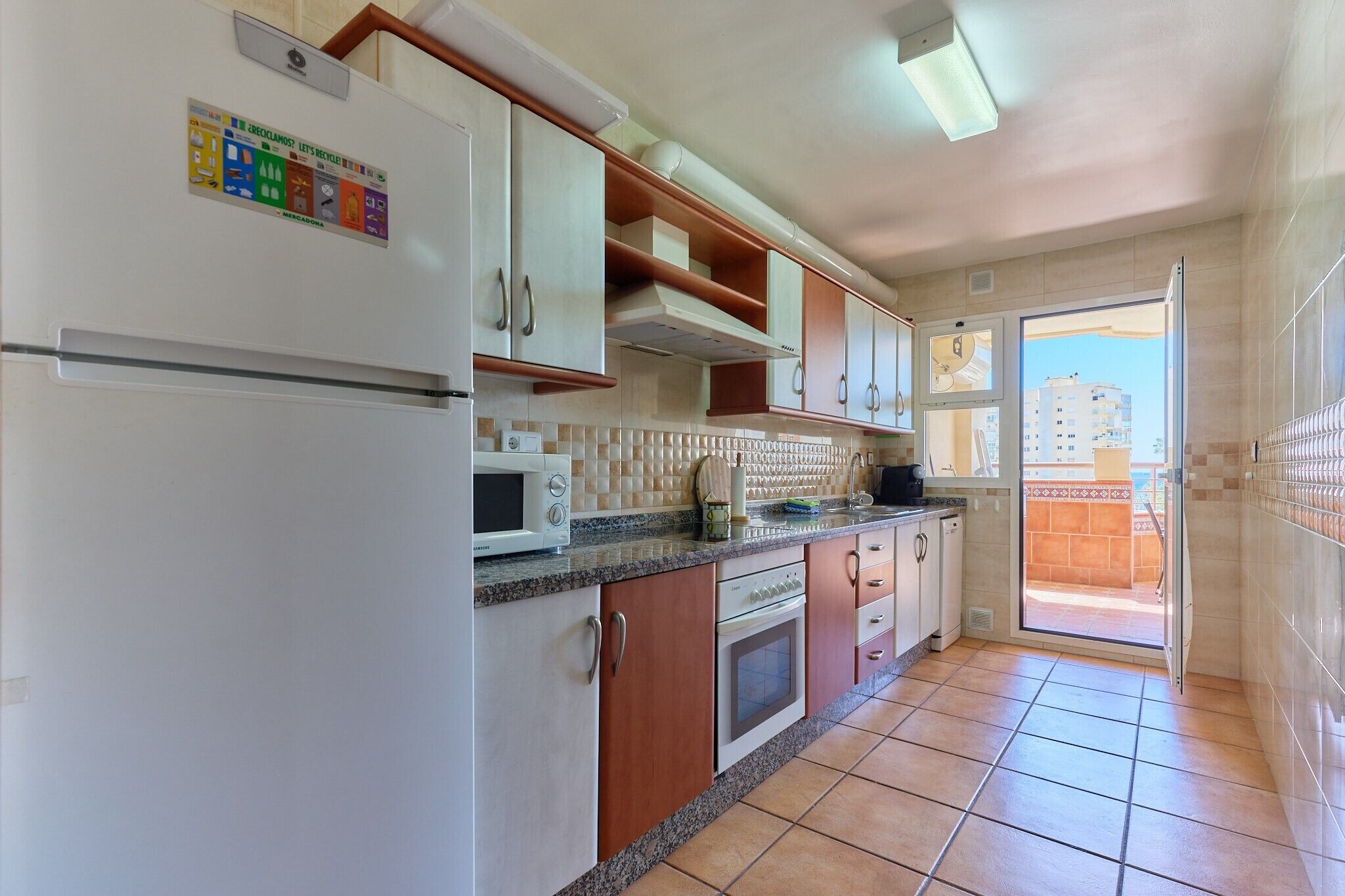 Frigorífico, microondas, horno y placa de cocina