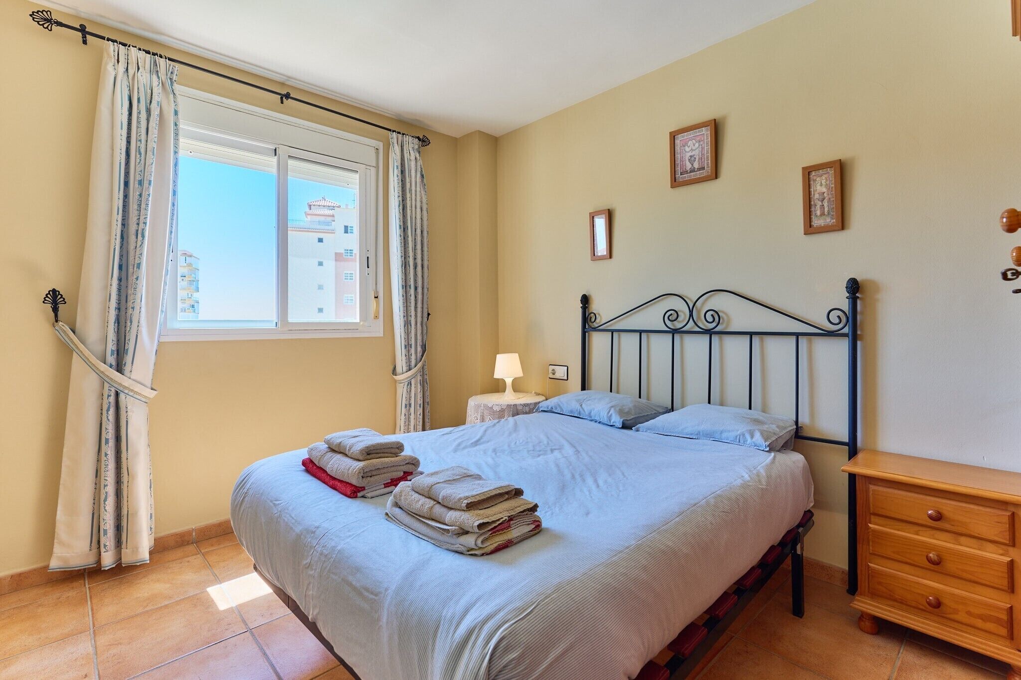 3 slaapkamers, een strijkplank/strijkijzer, gratis wifi, beddengoed