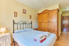 3 bedrooms, iron/ironing board, free WiFi, bed sheets
