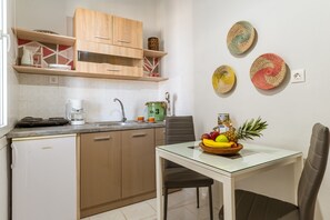 Geladeira, fogão, cooktop, cafeteira/chaleira