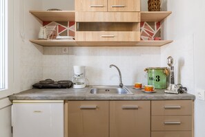 Kühlschrank, Ofen, Herdplatte, Wasserkocher mit Kaffee-/Teezubehör