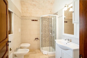 Douche, articles de toilette gratuits, sèche-cheveux