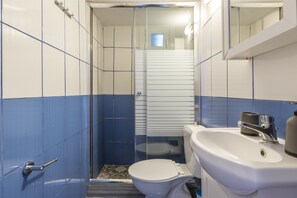 Shower, free toiletries, hair dryer, towels - Holiday Home 'Porto Galini Tinos Karya 102' with Sea View, Wi-Fi and Air Conditioning (LAOUTI)