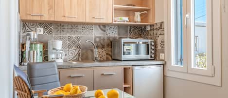 ثلاجة، فرن، موقد طهي مسطح، ماكينة لصنع القهوة/الشاي