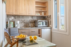 Fridge, oven, stovetop, coffee/tea maker - Holiday Home 'Porto Galini Tinos Karya 102' with Sea View, Wi-Fi and Air Conditioning (LAOUTI)