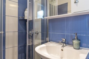 Douche, sèche-cheveux, serviettes fournies