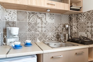 Kühlschrank, Herdplatte, Wasserkocher mit Kaffee-/Teezubehör