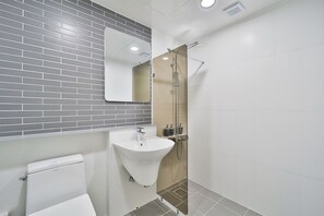 Habitación doble Deluxe | Baño | Amenidades de baño gratuitas, secadora de cabello, batas, pantuflas 