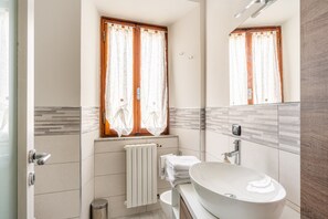 Shower, hair dryer, towels - Holiday Apartment 'La Sapienza' with Wi-Fi (Pistoia)