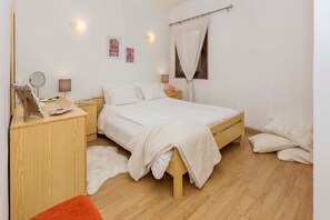 1 chambre, fer et planche à repasser, Wi-Fi gratuit, draps fournis