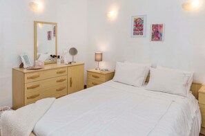 1 habitación, tabla de planchar con plancha, wifi gratis y ropa de cama 