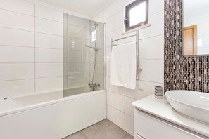 Bathtub, hair dryer, towels - Villa 'Petala' with Private Pool, Wi-Fi and Air Conditioning (Albufeira)