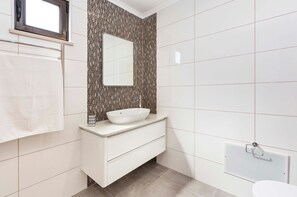 Bañera, secador de pelo y toallas