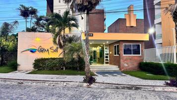 Um edifício com uma placa indicando 'Gry Sol' e o número '09' na fachada.