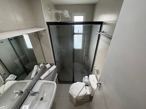 A modern bathroom with a glass shower enclosure, a sink with a granite countertop, and a toilet with a towel on top. - GranSol, Terreo, Pé na areia, 03 qtos, Até 10 hóspedes, vizinho ao B.PARK (Aquiraz)