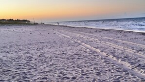 Di pantai, pasir putih 