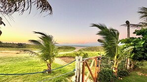 Di pantai, pasir putih 