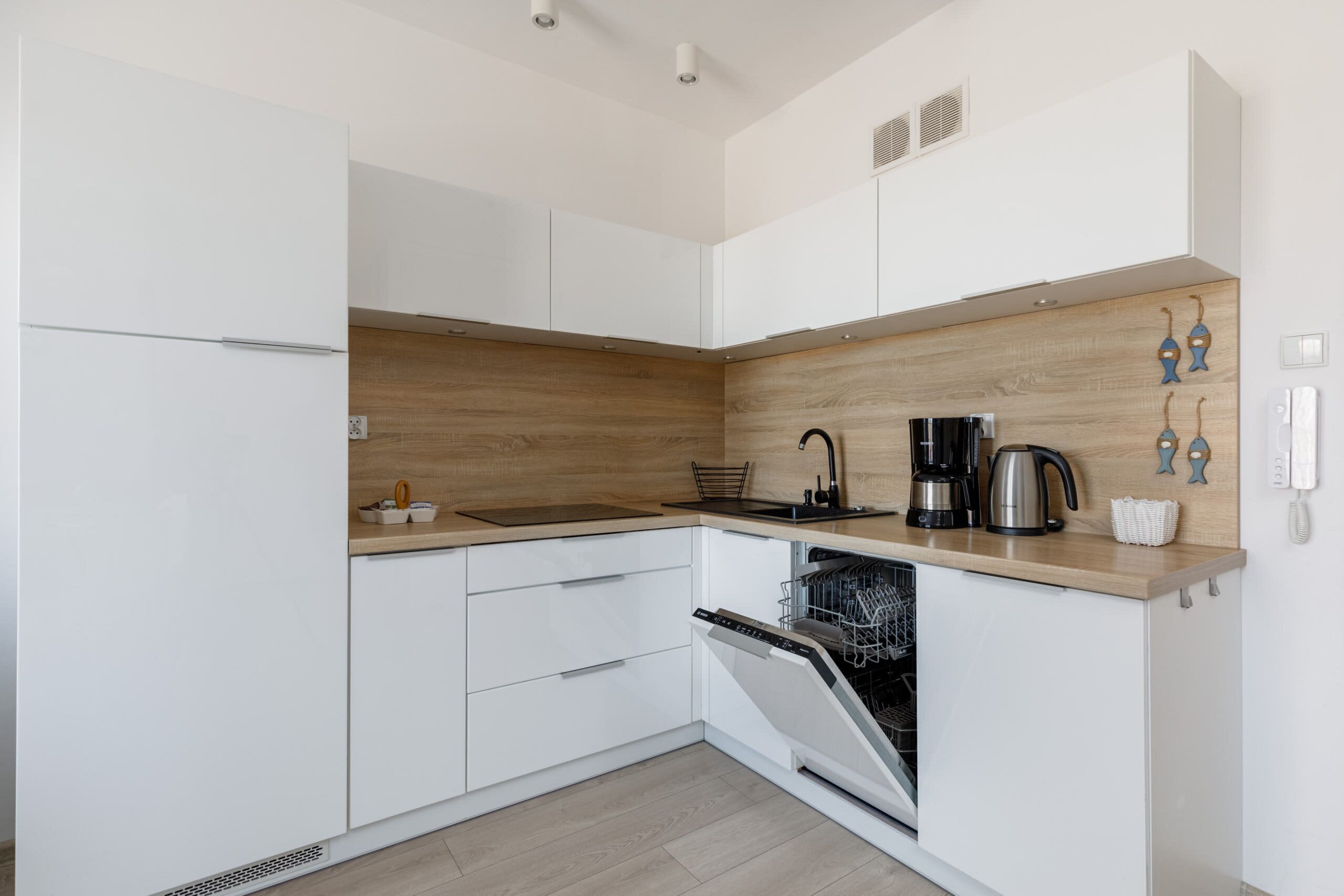Cafeteira/chaleira, geladeira, micro-ondas, cooktop