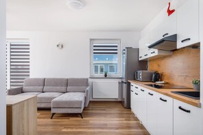 Refrigerador, microondas, parrilla de estufa y utensilios de cocina 