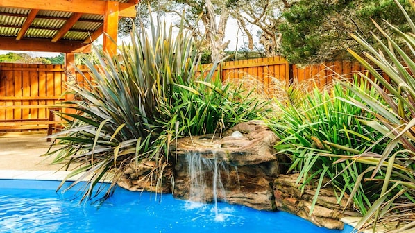 Pool - Island Oasis - with shared solar heated pool in Cowes (Cowes)