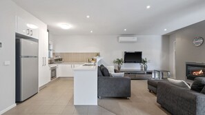 TV, DVD player, table tennis, video library - Island Oasis - with shared solar heated pool in Cowes (Cowes)