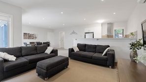 TV, DVD player, table tennis, video library - Island Oasis - with shared solar heated pool in Cowes (Cowes)