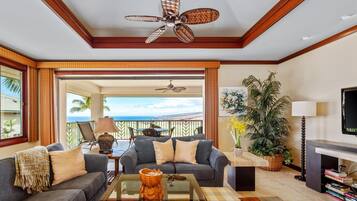 Condo, 3 habitaciones | Área de sala de estar | Smart TV