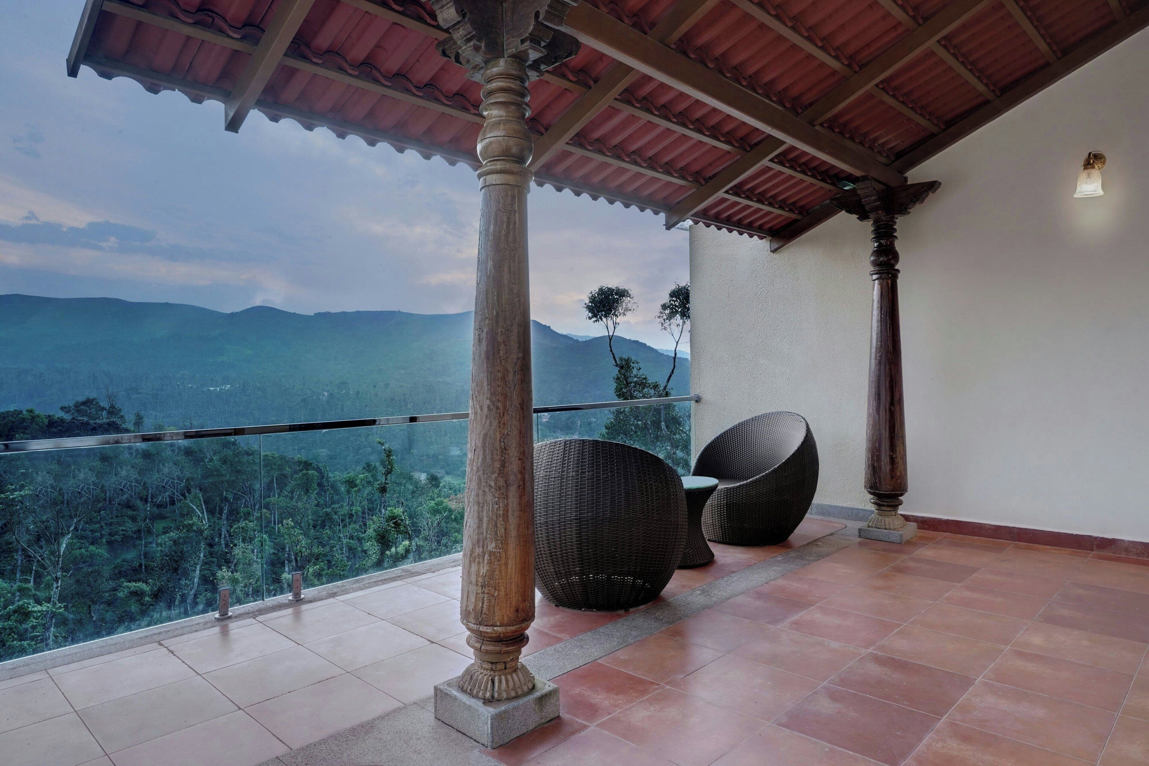 Premium bedding, down duvets, minibar, desk