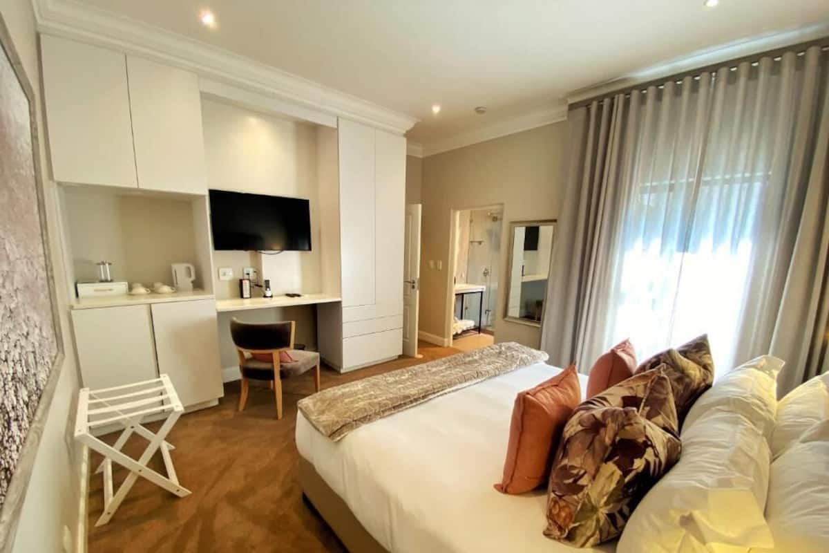 Hypo-allergenic bedding, minibar, individually furnished, desk