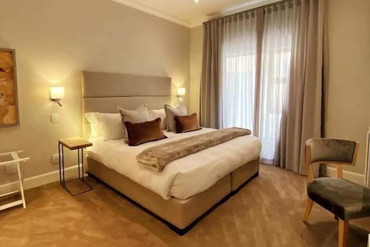 Seprai antialergi, minibar, meja kerja, dan ruang kerja ramah laptop