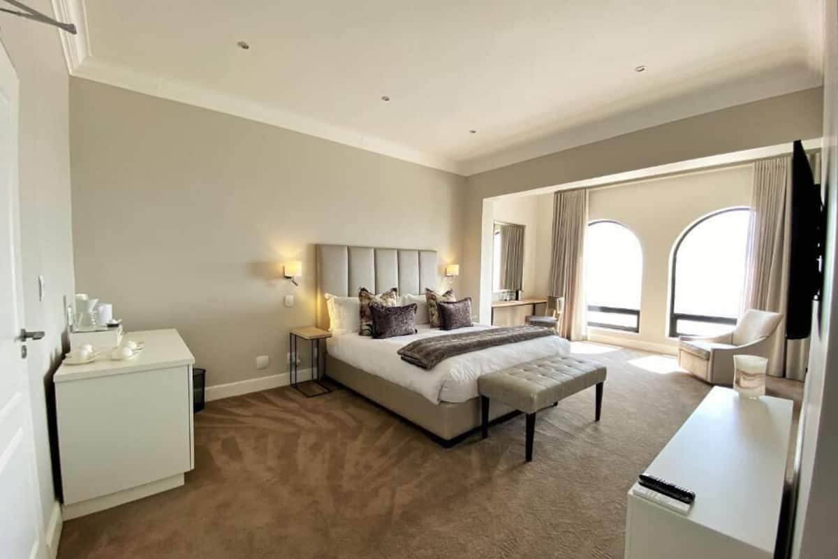 Hypo-allergenic bedding, minibar, individually furnished, desk