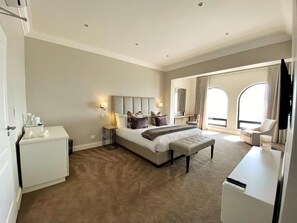 Ropa de cama hipoalergénica, minibar, muebles diferentes y escritorio 