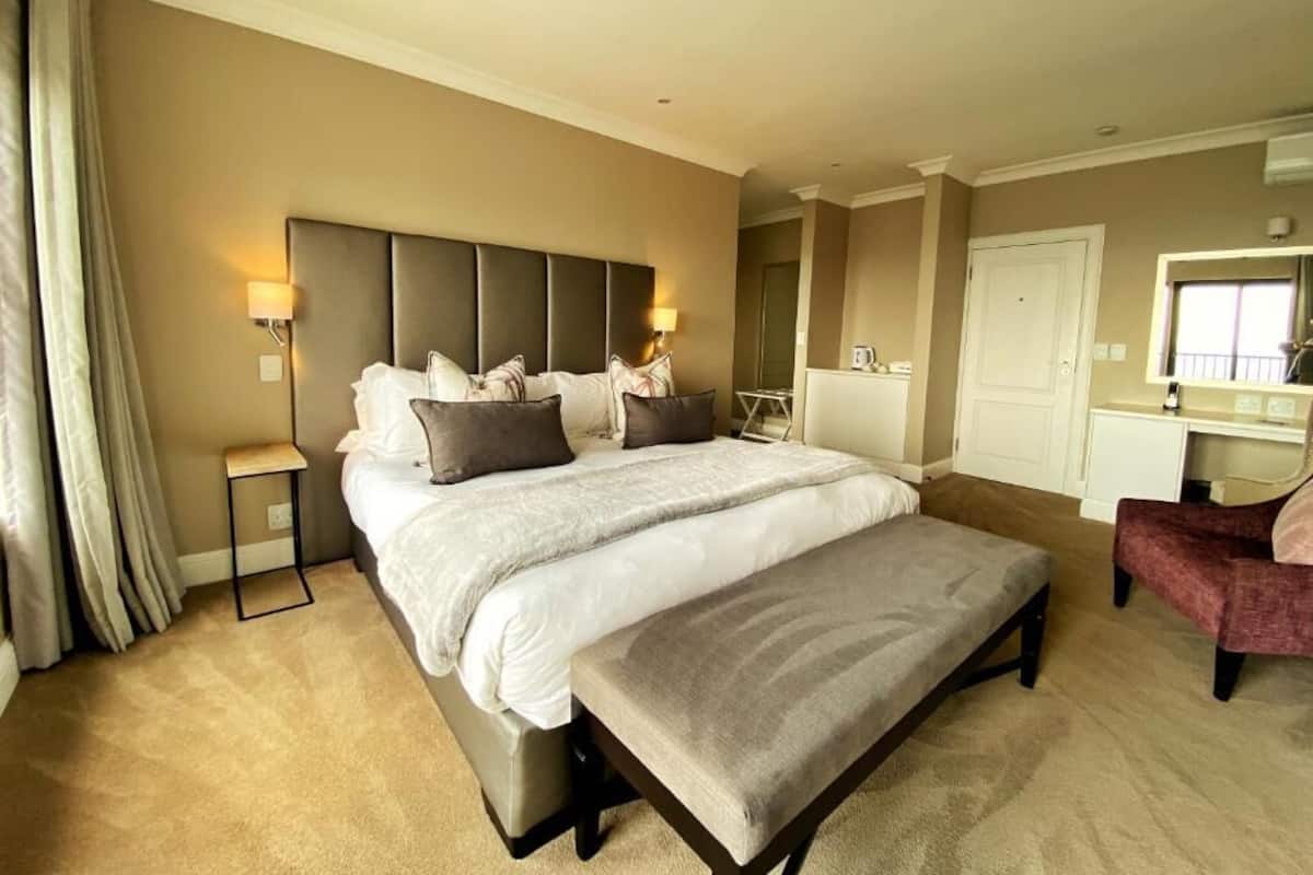 Hypo-allergenic bedding, minibar, individually furnished, desk