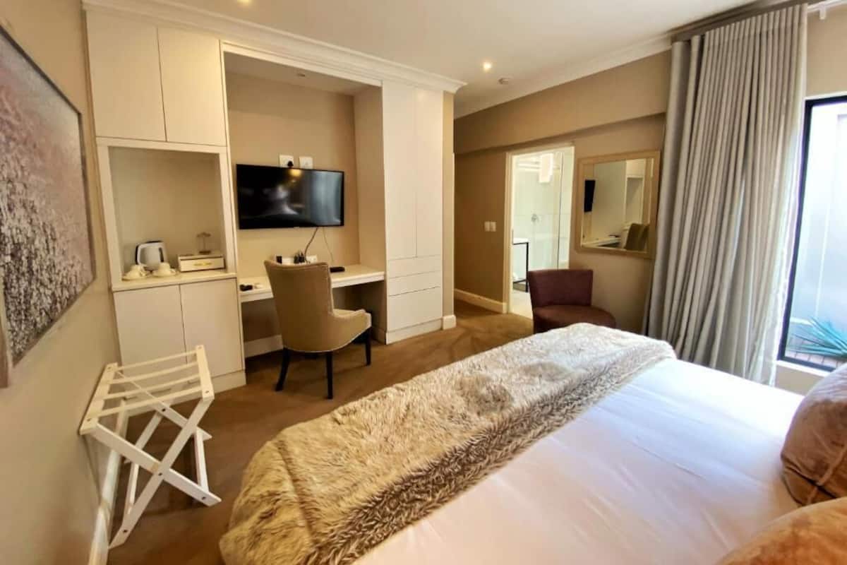 Seprai antialergi, minibar, meja kerja, dan ruang kerja ramah laptop