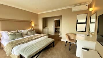 Hypo-allergenic bedding, minibar, individually furnished, desk
