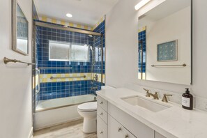 Combined shower/bathtub, hair dryer, towels