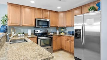 KĂŒhlschrank, Mikrowelle, Ofen, Herdplatte