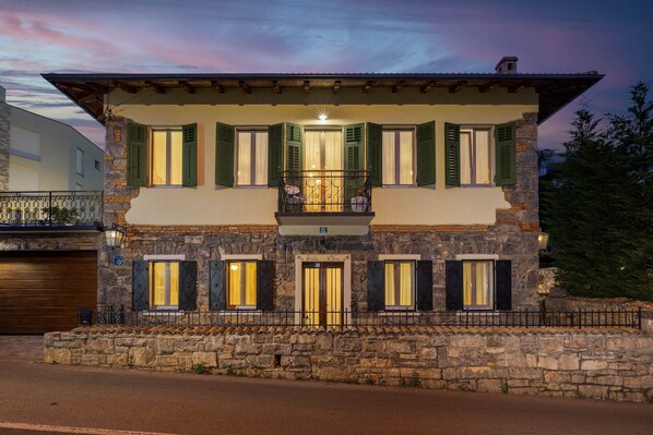 Familienvilla, Mehrere Schlafzimmer, Bergseite (Villa Okra With Pool) | Außendetails