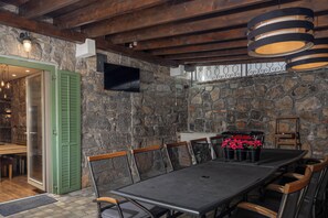 Familienvilla, Mehrere Schlafzimmer, Bergseite (Villa Okra With Pool) | Speisen im Freien