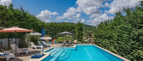 Villa familiar, varias habitaciones, junto a la montaña (Villa Okra With Pool) | Alberca | Alberca al aire libre por temporada